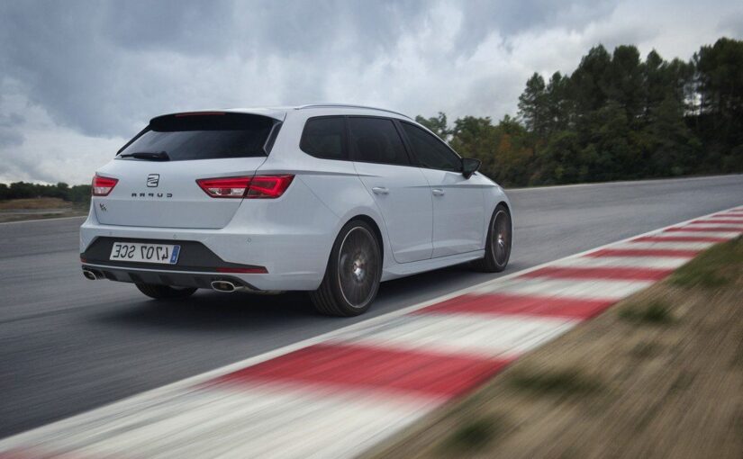 El Porsche panamera estrena nuevo paquete sportdesign con llantas azules motor